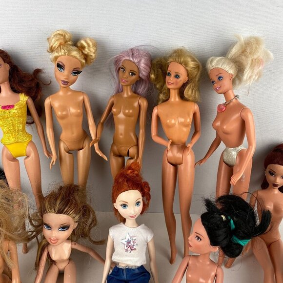 Barbie & Misc Dolls Lot #1 Wedding Dress Earrings Mixed Girls Pretend Play - Picture 4 of 9